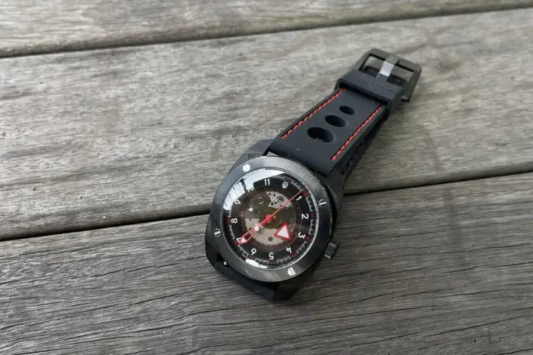 DWISS R2 offers award-winning design, a multi-layered dial, luminous crystal, and quick release straps.