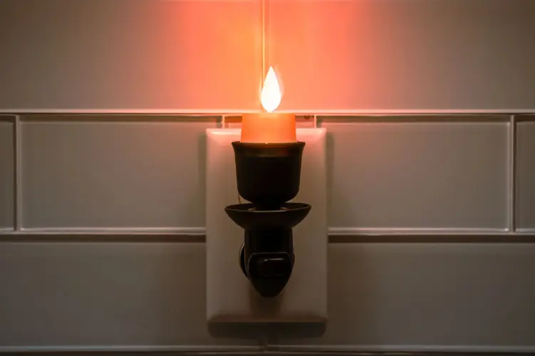 Velaflame Smart Candle Lightbulb offers cozy, adjustable lighting with 3D flame-effect and smart integration.